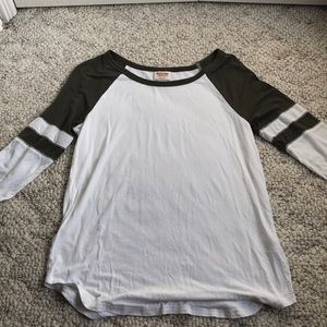 3/4 sleeve length army green shirt